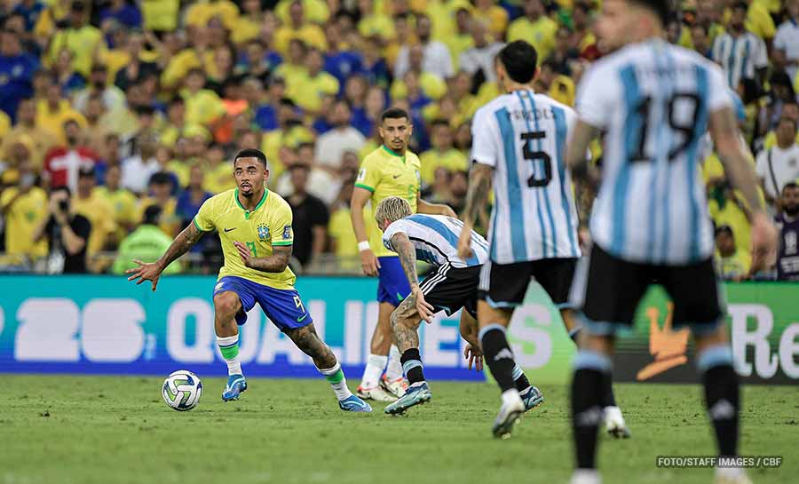 Brasil perde para a Argentina em noite de confusão no Maracanã