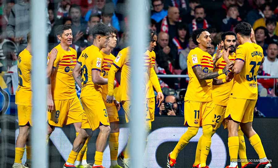Lewandowski brilha, e Barcelona vence o Atlético de Madrid e assume vice-liderança
