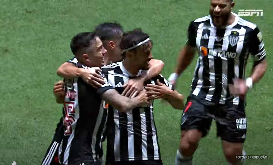 Paulinho decide, Atlético-MG bate Rosario Central e mantém 100% na Libertadores