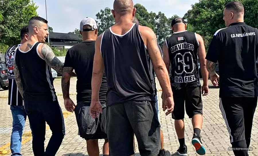 Torcidas organizadas vão ao CT do Corinthians e conversam com jogadores, técnico e direção