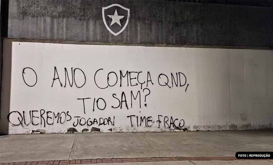Muros do Nilton Santos são pichados com protestos de torcedores do Botafogo: “O ano começa quando, tio Sam?”